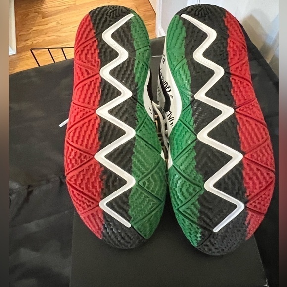 Nike Kyrie 4 Black History Month Sneakers Youth 6.5 - Picture 9 of 10